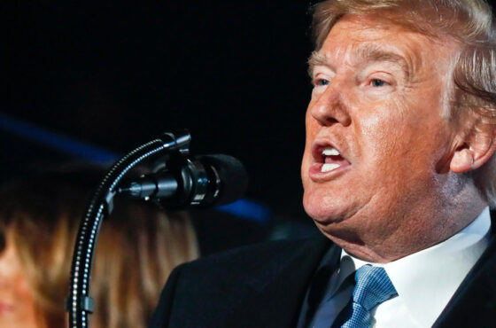 Pourquoi le teint de Donald Trump apparaît-il orange ?